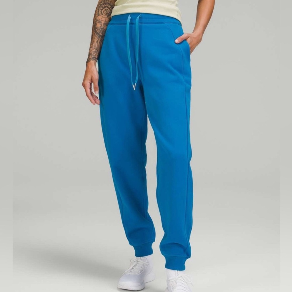 Lululemon size 8 scuba poolside joggers
